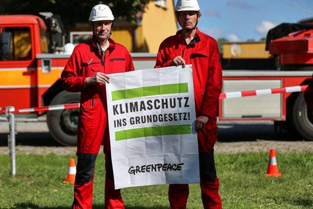 Neuhardenberg, Brandenburg, Deutschland, 25.08.2026: Schloss Neuhardenberg: Kabinettsklausur: Greenpeace-Protest für die Aufnahme von Klimaschutz ins Grundgesetz *** Neuhardenberg, Brandenburg, Germany, August 25, 2026; Neuhardenberg Castle; Cabinet Retreat; Greenpeace Protest Calling for the Inclusion of Climate Protection in the Basic Law Copyright: xdtsxNachrichtenagenturx dts_130911