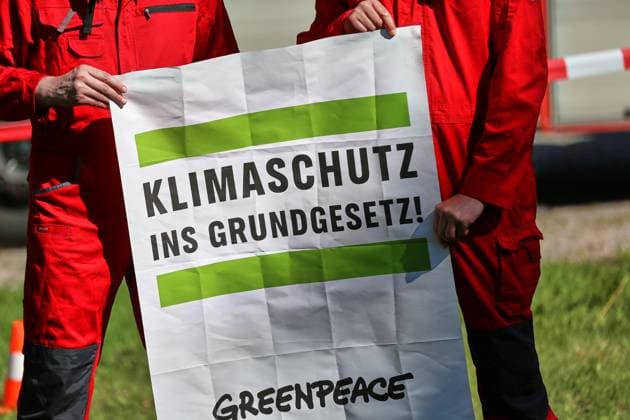 Neuhardenberg, Brandenburg, Deutschland, 25.08.2026: Schloss Neuhardenberg: Kabinettsklausur: Greenpeace-Protest für die Aufnahme von Klimaschutz ins Grundgesetz *** Neuhardenberg, Brandenburg, Germany, August 25, 2026; Neuhardenberg Castle; Cabinet Retreat; Greenpeace Protest Calling for the Inclusion of Climate Protection in the Basic Law Copyright: xdtsxNachrichtenagenturx dts_130912