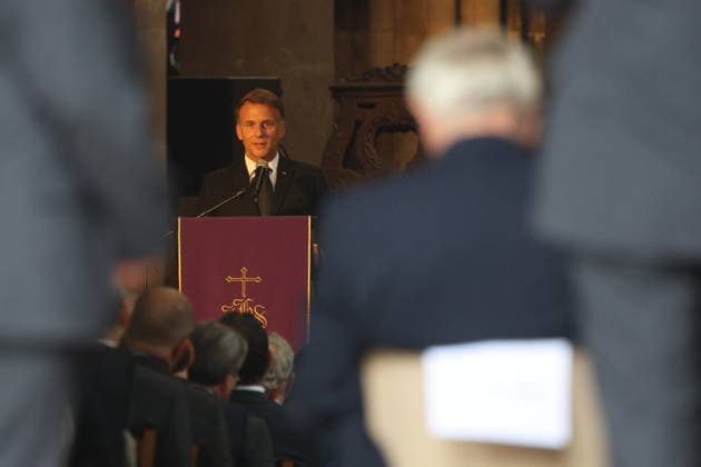 President Macron At Francois Patriat Funeral - Semur-en-Auxois President Emmanuel Macron during the funeral of French senator and former minister François Patriat at the Collégiale Notre-Dame in his birth town of Semur-en-Auxois, Côte-d’Or, France on August 25, 2026. Patriat, former Socialist ,was the group leader of Macron s party in the Senate. He died at 83 following a serious cycling accident. Photo by Raphael Lafargue ABACAPRESS.COM Semur-en-Auxois France  Copyright: xLafarguexRaphael ABACAx