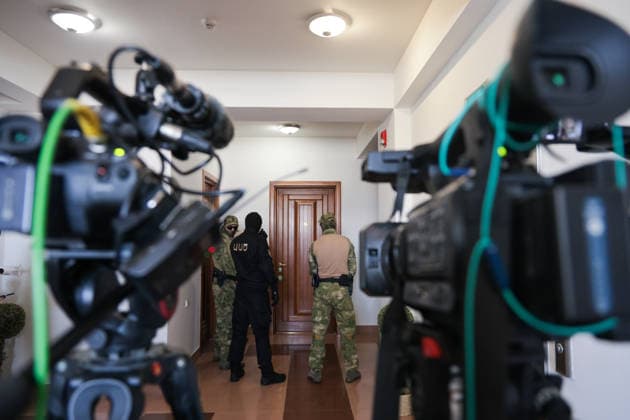 ARMENIA, YEREVAN - AUGUST 25, 2026: Law enforcement officers are seen outside an apartment of Levon Kocharyan, a member of the Armenia faction (Alliance Armenia) in the National Assembly of Armenia and son of former Armenian President Robert Kocharyan (1998-2008). The Armenian Anti-Corruption Committee accuses Robert Kocharyan of using his official position to acquire property at a price below its market value Yerevan Armenia  - ZUMAt113 20260825_zaa_t113_011 Copyright: xAlexanderxPatrinx