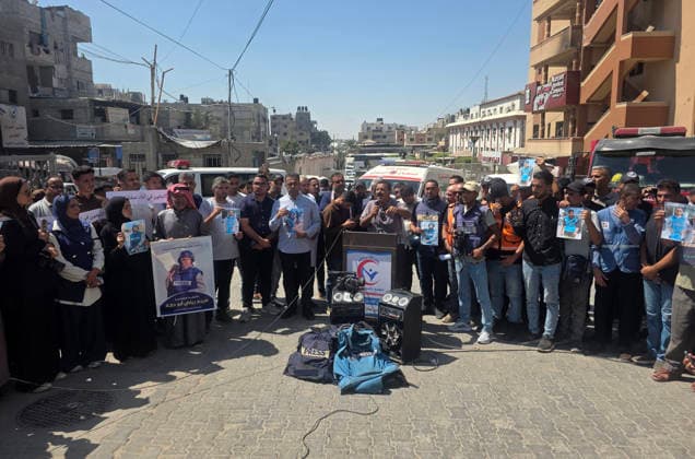 Palestinians Mark Anniversary of Deadly Strike at Nasser Medical Complex Palestinians, including journalists, take part in a gathering at Nasser Medical Complex in Khan Younis, in the southern Gaza Strip, on August 25, 2026, marking the first anniversary of an Israeli shelling that killed 22 Palestinians, including five journalists. Participants hold placards calling for an end to Israeli attacks and for international protection for journalists, ambulance crews, doctors and Civil Defense teams. Photo by Tariq Mohammad APA Images Khan Yunis Gaza Strip Palestinian Territory 250826_Khan_Yunis_TM_02(17) Copyright: xapaimagesxTariqxMohammad xapaimagesx