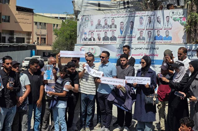 Palestinians Mark Anniversary of Deadly Strike at Nasser Medical Complex Palestinians, including journalists, take part in a gathering at Nasser Medical Complex in Khan Younis, in the southern Gaza Strip, on August 25, 2026, marking the first anniversary of an Israeli shelling that killed 22 Palestinians, including five journalists. Participants hold placards calling for an end to Israeli attacks and for international protection for journalists, ambulance crews, doctors and Civil Defense teams. Photo by Tariq Mohammad APA Images Khan Yunis Gaza Strip Palestinian Territory 250826_Khan_Yunis_TM_02(34) Copyright: xapaimagesxTariqxMohammad xapaimagesx