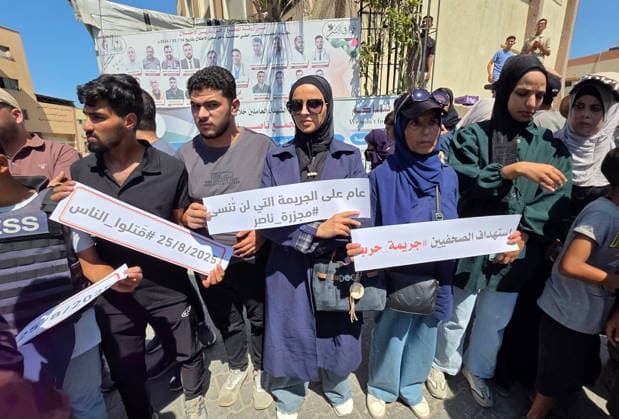 Palestinians Mark Anniversary of Deadly Strike at Nasser Medical Complex Palestinians, including journalists, take part in a gathering at Nasser Medical Complex in Khan Younis, in the southern Gaza Strip, on August 25, 2026, marking the first anniversary of an Israeli shelling that killed 22 Palestinians, including five journalists. Participants hold placards calling for an end to Israeli attacks and for international protection for journalists, ambulance crews, doctors and Civil Defense teams. Photo by Tariq Mohammad APA Images Khan Yunis Gaza Strip Palestinian Territory 250826_Khan_Yunis_TM_02(10) Copyright: xapaimagesxTariqxMohammad xapaimagesx