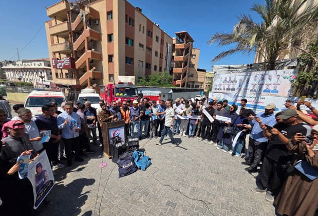 Palestinians Mark Anniversary of Deadly Strike at Nasser Medical Complex Palestinians, including journalists, take part in a gathering at Nasser Medical Complex in Khan Younis, in the southern Gaza Strip, on August 25, 2026, marking the first anniversary of an Israeli shelling that killed 22 Palestinians, including five journalists. Participants hold placards calling for an end to Israeli attacks and for international protection for journalists, ambulance crews, doctors and Civil Defense teams. Photo by Tariq Mohammad APA Images Khan Yunis Gaza Strip Palestinian Territory 250826_Khan_Yunis_TM_02(11) Copyright: xapaimagesxTariqxMohammad xapaimagesx