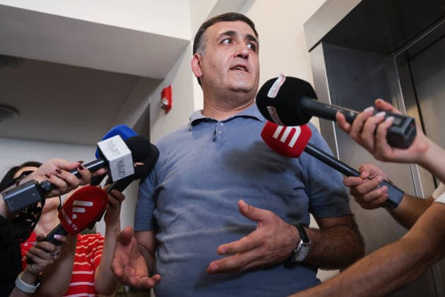 ARMENIA, YEREVAN - AUGUST 25, 2026: Candidate for the Armenia Alliance Narek Mantashyan talks to journalists outside an apartment of Levon Kocharyan, a member of the Armenia faction (Alliance Armenia) in the National Assembly of Armenia and son of former Armenian President Robert Kocharyan (1998-2008). The Armenian Anti-Corruption Committee accuses Robert Kocharyan of using his official position to acquire property at a price below its market value Yerevan Armenia  - ZUMAt113 20260825_zaa_t113_016 Copyright: xAlexanderxPatrinx