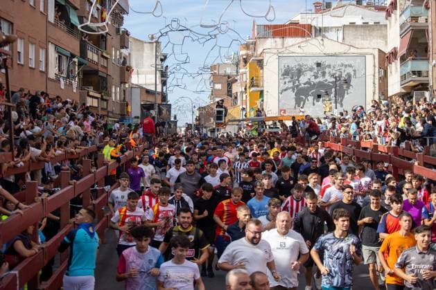 August 25, 2026, Madrid, Spain: Hundreds of runners race down a street during the first bull run of the San Sebastian de los Reyes festivities..First bull run of the San Sebastian de los Reyes festivities, a town located north of Madrid, with bulls from the Hermanos Tardeu ranch. The San Sebastian de los Reyes festivities, also known as the Sanse Festival or Little Pamplona, are celebrated in honor of the Holy Christ of the Remedies and take place every year during the last week of August. Madrid Spain - ZUMAs197 20260825_aaa_s197_006 Copyright: xDavidxCanalesx