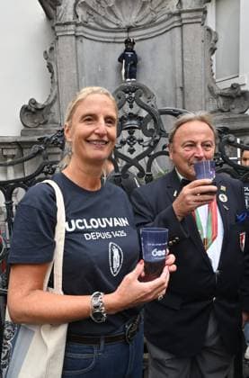 Manneken Pis Becomes A Student BRUSSELS, BELGIUM - AUGUST 25 : Professor Françoise Smets the Rector of the Catholic University of Louvain is present as the UCLouvain in Brussels presents the Manneken-Pis with a student s outfit.The ceremony is followed by a procession to Rue de l Étuve, where the outfit is unveiled...on August 25, 2026 in Brussels, Belgium, 25 08 2026 Brussels Belgium  Copyright: xBertxVanxDenxBrouckex