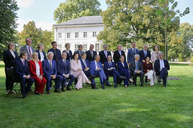 Neuhardenberg, Brandenburg, Deutschland, 25.08.2026: Schloss Neuhardenberg: Kabinettsklausur: Bundeskanzler Friedrich Merz (CDU) mit seinen Ministern bei einem Gruppenfoto im Schlosspark *** Neuhardenberg, Brandenburg, Germany, August 25, 2026 Neuhardenberg Castle Cabinet retreat: Federal Chancellor Friedrich Merz (CDU) with his ministers in a group photo in the castle park Copyright: xdtsxNachrichtenagenturx dts_130917