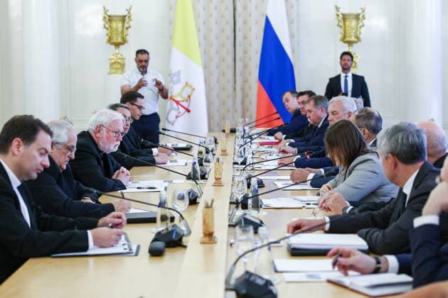 RUSSIA, MOSCOW - AUGUST 25, 2026: Archbishop Paul Richard Gallagher (3rd L), Vatican s Secretary for Relations with States, looks on during a meeting with Russia s Foreign Minister Sergei Lavrov at the Reception House of the Russian Foreign Ministry Moscow Russia  - ZUMAt113 20260825_zaa_t113_048 Copyright: xSergeixBulkinx