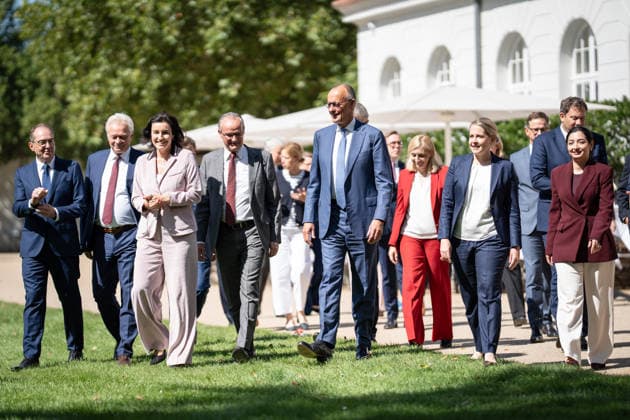 Bundeskanzler Friedrich Merz mit seinen Kabinettsmitgliedern im Garten von Schloss Neuhardenberg;Kabinettsklausur der Deutschen Bundesregierung auf Schloss Neuhardenberg, Märkisch-Oderland Brandenburg Deutschland Schloss Neuhardenberg *** Chancellor Friedrich Merz with his cabinet members in the garden of Neuhardenberg Castle; closed-door cabinet meeting of the German federal government at Neuhardenberg Castle, Märkisch Oderland, Brandenburg, Germany; Neuhardenberg Castle