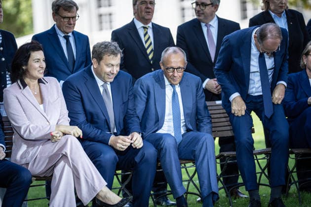 Gruppenfoto mit Bundeskanzler Friedrich Merz (rechts) und Vize-Kanzler Lars Klingbeil (links);Kabinettsklausur der Deutschen Bundesregierung auf Schloss Neuhardenberg, Märkisch-Oderland Brandenburg Deutschland Schloss Neuhardenberg *** Group photo with Chancellor Friedrich Merz on the right and Vice Chancellor Lars Klingbeil on the left; closed-door cabinet meeting of the German Federal Government at Neuhardenberg Castle, Märkisch Oderland, Brandenburg, Germany; Neuhardenberg Castle