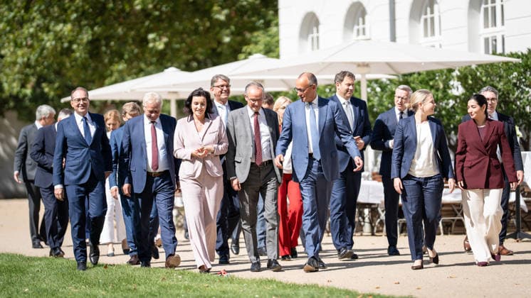 Bundeskanzler Friedrich Merz mit seinen Kabinettsmitgliedern im Garten von Schloss Neuhardenberg;Kabinettsklausur der Deutschen Bundesregierung auf Schloss Neuhardenberg, Märkisch-Oderland Brandenburg Deutschland Schloss Neuhardenberg *** Chancellor Friedrich Merz with his cabinet members in the garden of Neuhardenberg Castle; closed-door cabinet meeting of the German federal government at Neuhardenberg Castle, Märkisch Oderland, Brandenburg, Germany; Neuhardenberg Castle