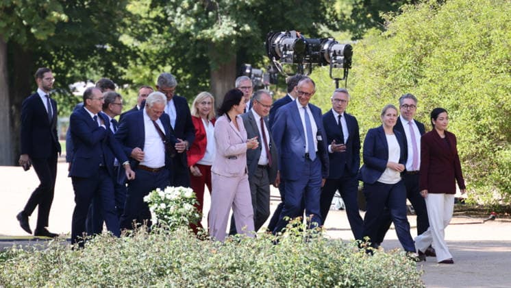 Bundeskabinett Klausur Neuhardenberg 25.08.2026, Germany, Bradenburg, Schloss Neuhardenberg, Neuhardenberg, Bundesregierung, Kabinettsklausur auf Schloss Neuhardenberg mit Bundeskanzler Friedrich Merz, hier Gruppenbild mit Merz, Alexander Dobrindt und Vizekanzler Lars Klingbeil, sowie Kabinettsmitgliedern, Neuhardenberg Brandenburg Germany *** Federal Cabinet Retreat at Neuhardenberg, August 25, 2026, Germany, Brandenburg, Neuhardenberg Castle, Neuhardenberg, Federal Government, Cabinet retreat at Neuhardenberg Castle with Federal Chancellor Friedrich Merz; shown here is a group photo featuring Merz, Alexander Dobrindt, and Vice Chancellor Lars Klingbeil, as well as other Cabinet members, Neuhardenberg, Brandenburg, Germany