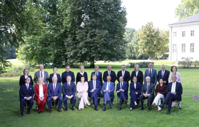 Bundeskabinett Klausur Neuhardenberg 25.08.2026, Germany, Bradenburg, Schloss Neuhardenberg, Neuhardenberg, Bundesregierung, Kabinettsklausur auf Schloss Neuhardenberg mit Bundeskanzler Friedrich Merz, hier Gruppenbild mit Merz, Alexander Dobrindt und Vizekanzler Lars Klingbeil, sowie Kabinettsmitgliedern, Neuhardenberg Brandenburg Germany *** Federal Cabinet Retreat at Neuhardenberg, August 25, 2026, Germany, Brandenburg, Neuhardenberg Castle, Neuhardenberg, Federal Government, Cabinet retreat at Neuhardenberg Castle with Federal Chancellor Friedrich Merz; shown here is a group photo featuring Merz, Alexander Dobrindt, and Vice Chancellor Lars Klingbeil, along with other Cabinet members, Neuhardenberg, Brandenburg, Germany
