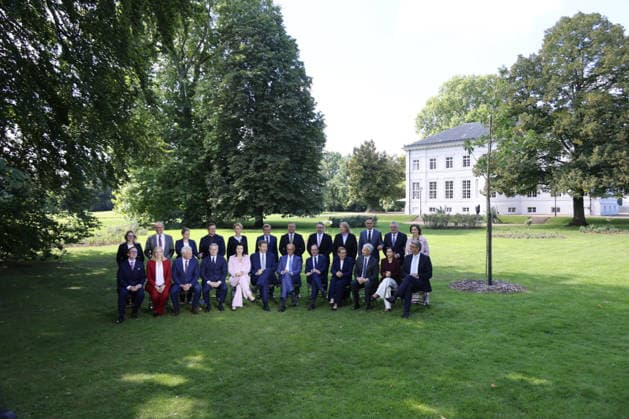 Bundeskabinett Klausur Neuhardenberg 25.08.2026, Germany, Bradenburg, Schloss Neuhardenberg, Neuhardenberg, Bundesregierung, Kabinettsklausur auf Schloss Neuhardenberg mit Bundeskanzler Friedrich Merz, hier Gruppenbild mit Merz, Alexander Dobrindt und Vizekanzler Lars Klingbeil, sowie Kabinettsmitgliedern, Neuhardenberg Brandenburg Germany *** Federal Cabinet Retreat at Neuhardenberg, August 25, 2026, Germany, Brandenburg, Neuhardenberg Castle, Neuhardenberg, Federal Government, Cabinet retreat at Neuhardenberg Castle with Federal Chancellor Friedrich Merz; shown here is a group photo featuring Merz, Alexander Dobrindt, and Vice Chancellor Lars Klingbeil, along with other Cabinet members, Neuhardenberg, Brandenburg, Germany