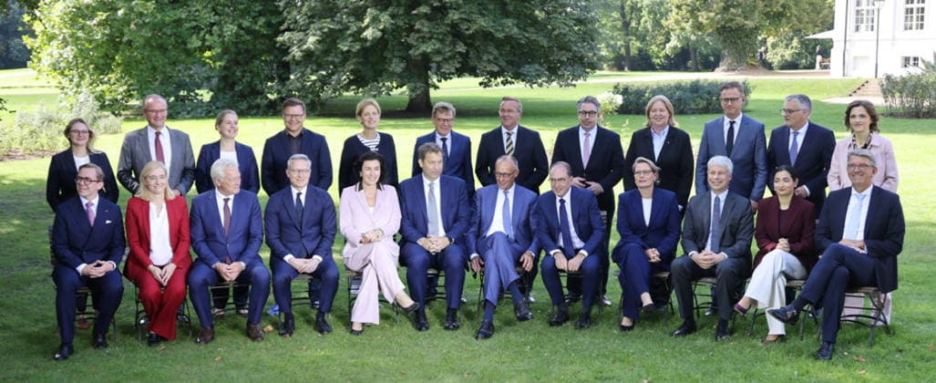 Bundeskabinett Klausur Neuhardenberg 25.08.2026, Germany, Bradenburg, Schloss Neuhardenberg, Neuhardenberg, Bundesregierung, Kabinettsklausur auf Schloss Neuhardenberg mit Bundeskanzler Friedrich Merz, hier Gruppenbild mit Merz, Alexander Dobrindt und Vizekanzler Lars Klingbeil, sowie Kabinettsmitgliedern, Neuhardenberg Brandenburg Germany *** Federal Cabinet Retreat at Neuhardenberg, August 25, 2026, Germany, Brandenburg, Neuhardenberg Castle, Neuhardenberg, Federal Government, Cabinet retreat at Neuhardenberg Castle with Federal Chancellor Friedrich Merz; shown here is a group photo featuring Merz, Alexander Dobrindt, and Vice Chancellor Lars Klingbeil, along with other Cabinet members, Neuhardenberg, Brandenburg, Germany