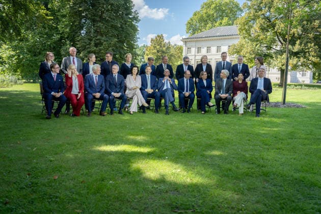 Schloss Neuhardenberg, Familienfoto Schloss Neuhardenberg, Kabinettssitzung, Bundesregierung, Bundeskanzler, Friedrich Merz Carsten Linnemann, Bundesgesundheitsminister Steffen Bilger, Bundesverkehrsminister Kanzleramtsministerin, Nina Warken Alexander Dobrindt, Bundesinnenminister Katherina Reiche, Bundeswirtschaftsministerin Johann Wadephul, Bundesaußenminister Bundesverteidigungsminister, Boris Pistorius Lars Klingbeil, Bundesfinanzminister, Vizekanzler Bärbel Bas, Bundesministerin, Arbeit, Soziales Stefanie Hubig, Bundesministerin, Justiz, Verbraucherschutz Verena Hubertz, Bundesministerin, Wohnen, Bauwesen Reem Alabali-Radovan, Bundesministerin Carsten Schneider, Umwelt, Klimaschutz Karsten Wildberger, Bundesminis