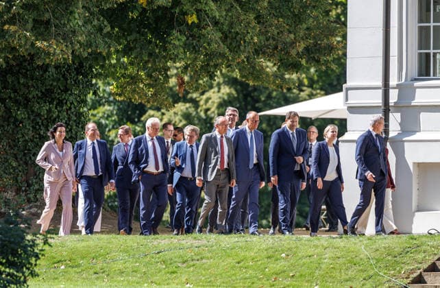 Kabinettsklausur im Schloss Neuhardenberg Gang zum Gruppenbild der Bundesregierung bei einer Kabinettsklausur am 25.08.26 im Schloss Neuhardenberg in Brandenburg. Brandenburg Deutschland Schloss Neuhardenberg *** Cabinet Retreat at Neuhardenberg Castle: The Federal Government poses for a group photo during a cabinet retreat on August 25, 2026, at Neuhardenberg Castle in Brandenburg, Germany. Neuhardenberg Castle