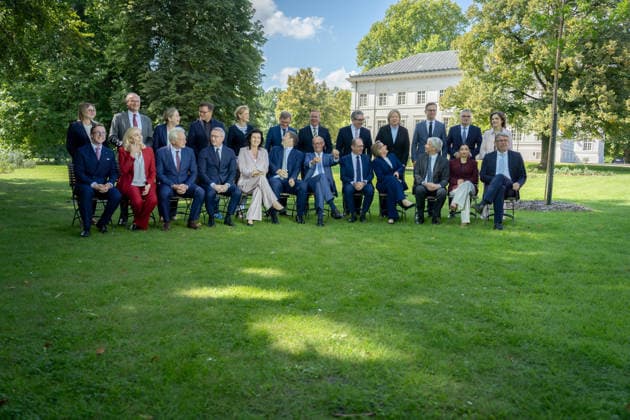 Schloss Neuhardenberg, Familienfoto Schloss Neuhardenberg, Kabinettssitzung, Bundesregierung, Bundeskanzler, Friedrich Merz Carsten Linnemann, Bundesgesundheitsminister Steffen Bilger, Bundesverkehrsminister Kanzleramtsministerin, Nina Warken Alexander Dobrindt, Bundesinnenminister Katherina Reiche, Bundeswirtschaftsministerin Johann Wadephul, Bundesaußenminister Bundesverteidigungsminister, Boris Pistorius Lars Klingbeil, Bundesfinanzminister, Vizekanzler Bärbel Bas, Bundesministerin, Arbeit, Soziales Stefanie Hubig, Bundesministerin, Justiz, Verbraucherschutz Verena Hubertz, Bundesministerin, Wohnen, Bauwesen Reem Alabali-Radovan, Bundesministerin Carsten Schneider, Umwelt, Klimaschutz Karsten Wildberger, Bundesminis
