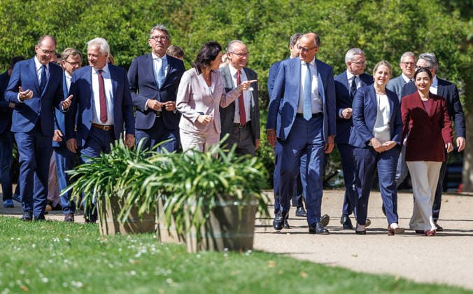 Kabinettsklausur im Schloss Neuhardenberg Gang zum Gruppenbild der Bundesregierung bei einer Kabinettsklausur am 25.08.26 im Schloss Neuhardenberg in Brandenburg. Brandenburg Deutschland Schloss Neuhardenberg *** Cabinet Retreat at Neuhardenberg Castle: The Federal Government poses for a group photo during a cabinet retreat on August 25, 2026, at Neuhardenberg Castle in Brandenburg, Germany. Neuhardenberg Castle