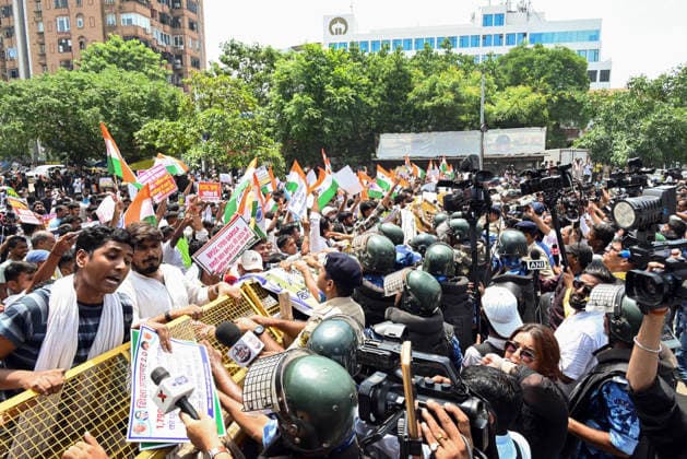 Students hold a protest march towards the Bihar Chief Minister™s residence in Patna Patna, Aug 25 (ANI): Heavy security deployed at the site during a protest over the cancellation of the 70th BPSC examination and to address alleged paper leaks, exam irregularities, and employment concerns, in Patna on Tuesday. Patna Bihar India Copyright: xANIx ANI_20260825064