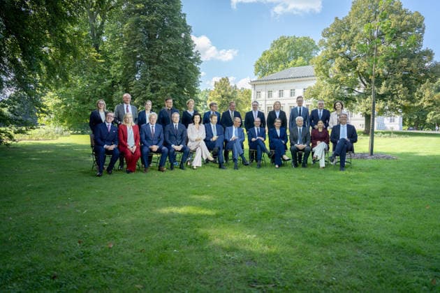 Schloss Neuhardenberg, Familienfoto Schloss Neuhardenberg, Kabinettssitzung, Bundesregierung, Bundeskanzler, Friedrich Merz Carsten Linnemann, Bundesgesundheitsminister Steffen Bilger, Bundesverkehrsminister Kanzleramtsministerin, Nina Warken Alexander Dobrindt, Bundesinnenminister Katherina Reiche, Bundeswirtschaftsministerin Johann Wadephul, Bundesaußenminister Bundesverteidigungsminister, Boris Pistorius Lars Klingbeil, Bundesfinanzminister, Vizekanzler Bärbel Bas, Bundesministerin, Arbeit, Soziales Stefanie Hubig, Bundesministerin, Justiz, Verbraucherschutz Verena Hubertz, Bundesministerin, Wohnen, Bauwesen Reem Alabali-Radovan, Bundesministerin Carsten Schneider, Umwelt, Klimaschutz Karsten Wildberger, Bundesminis