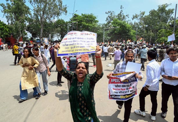 Protest Erupts in Bihar s Patna Patna, Aug 25 (ANI): Protesters raise slogans during the protest, demanding the cancellation of the 70th BPSC examination, while condemning the alleged irregularities in the competitive examination, in Patna on Tuesday. Patna Bihar India Copyright: xANIx ANI_20260825066