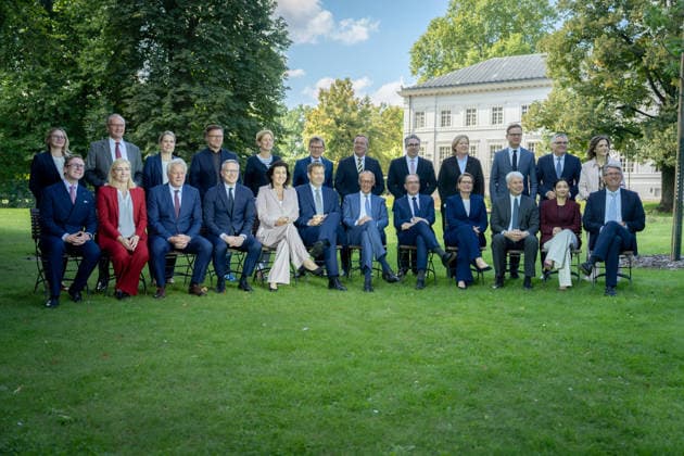 Schloss Neuhardenberg, Familienfoto Schloss Neuhardenberg, Kabinettssitzung, Bundesregierung, Bundeskanzler, Friedrich Merz Carsten Linnemann, Bundesgesundheitsminister Steffen Bilger, Bundesverkehrsminister Kanzleramtsministerin, Nina Warken Alexander Dobrindt, Bundesinnenminister Katherina Reiche, Bundeswirtschaftsministerin Johann Wadephul, Bundesaußenminister Bundesverteidigungsminister, Boris Pistorius Lars Klingbeil, Bundesfinanzminister, Vizekanzler Bärbel Bas, Bundesministerin, Arbeit, Soziales Stefanie Hubig, Bundesministerin, Justiz, Verbraucherschutz Verena Hubertz, Bundesministerin, Wohnen, Bauwesen Reem Alabali-Radovan, Bundesministerin Carsten Schneider, Umwelt, Klimaschutz Karsten Wildberger, Bundesminis