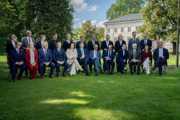 Schloss Neuhardenberg, Familienfoto Schloss Neuhardenberg, Kabinettssitzung, Bundesregierung, Bundeskanzler, Friedrich Merz Carsten Linnemann, Bundesgesundheitsminister Steffen Bilger, Bundesverkehrsminister Kanzleramtsministerin, Nina Warken Alexander Dobrindt, Bundesinnenminister Katherina Reiche, Bundeswirtschaftsministerin Johann Wadephul, Bundesaußenminister Bundesverteidigungsminister, Boris Pistorius Lars Klingbeil, Bundesfinanzminister, Vizekanzler Bärbel Bas, Bundesministerin, Arbeit, Soziales Stefanie Hubig, Bundesministerin, Justiz, Verbraucherschutz Verena Hubertz, Bundesministerin, Wohnen, Bauwesen Reem Alabali-Radovan, Bundesministerin Carsten Schneider, Umwelt, Klimaschutz Karsten Wildberger, Bundesminis