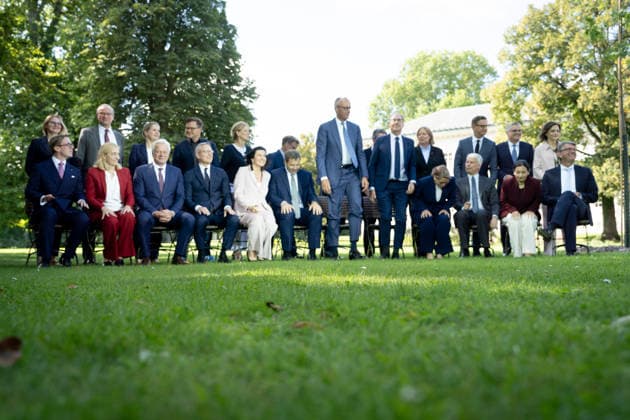 Schloss Neuhardenberg, Familienfoto Schloss Neuhardenberg, Kabinettssitzung, Bundesregierung, Bundeskanzler, Friedrich Merz Carsten Linnemann, Bundesgesundheitsminister Steffen Bilger, Bundesverkehrsminister Kanzleramtsministerin, Nina Warken Alexander Dobrindt, Bundesinnenminister Katherina Reiche, Bundeswirtschaftsministerin Johann Wadephul, Bundesaußenminister Bundesverteidigungsminister, Boris Pistorius Lars Klingbeil, Bundesfinanzminister, Vizekanzler Bärbel Bas, Bundesministerin, Arbeit, Soziales Stefanie Hubig, Bundesministerin, Justiz, Verbraucherschutz Verena Hubertz, Bundesministerin, Wohnen, Bauwesen Reem Alabali-Radovan, Bundesministerin Carsten Schneider, Umwelt, Klimaschutz Karsten Wildberger, Bundesminis
