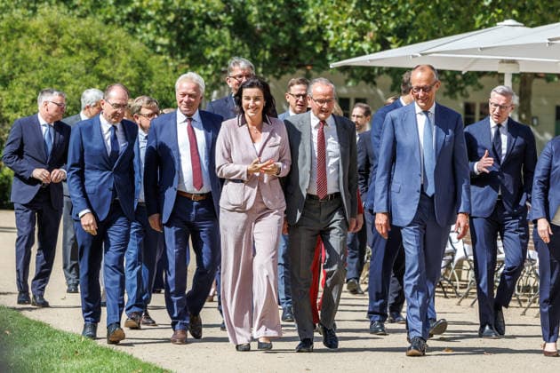 Kabinettsklausur im Schloss Neuhardenberg Gang zum Gruppenbild der Bundesregierung bei einer Kabinettsklausur am 25.08.26 im Schloss Neuhardenberg in Brandenburg. Brandenburg Deutschland Schloss Neuhardenberg *** Cabinet Retreat at Neuhardenberg Castle: The Federal Government poses for a group photo during a cabinet retreat on August 25, 2026, at Neuhardenberg Castle in Brandenburg, Germany. Neuhardenberg Castle