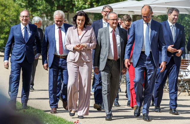 Kabinettsklausur im Schloss Neuhardenberg Gang zum Gruppenbild der Bundesregierung bei einer Kabinettsklausur am 25.08.26 im Schloss Neuhardenberg in Brandenburg. Brandenburg Deutschland Schloss Neuhardenberg *** Cabinet Retreat at Neuhardenberg Castle: The Federal Government poses for a group photo during a cabinet retreat on August 25, 2026, at Neuhardenberg Castle in Brandenburg, Germany. Neuhardenberg Castle