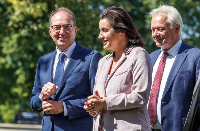 Kabinettsklausur im Schloss Neuhardenberg Gang zum Gruppenbild der Bundesregierung bei einer Kabinettsklausur am 25.08.26 im Schloss Neuhardenberg in Brandenburg. Brandenburg Deutschland Schloss Neuhardenberg *** Cabinet Retreat at Neuhardenberg Castle: The Federal Government poses for a group photo during a cabinet retreat on August 25, 2026, at Neuhardenberg Castle in Brandenburg, Germany. Neuhardenberg Castle
