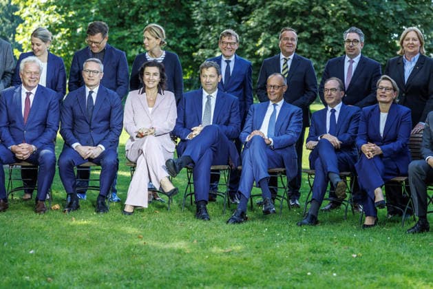Kabinettsklausur im Schloss Neuhardenberg Gruppenbild der Bundesregierung bei einer Kabinettsklausur am 25.08.26 im Schloss Neuhardenberg in Brandenburg. Brandenburg Deutschland Schloss Neuhardenberg *** Cabinet Retreat at Neuhardenberg Castle Group photo of the Federal Government during a cabinet retreat on August 25, 2026, at Neuhardenberg Castle in Brandenburg, Germany Neuhardenberg Castle
