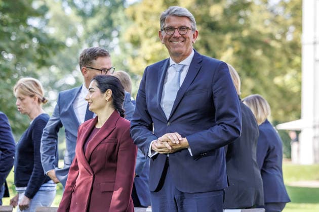 Kabinettsklausur im Schloss Neuhardenberg Gang zum Gruppenbild der Bundesregierung bei einer Kabinettsklausur am 25.08.26 im Schloss Neuhardenberg in Brandenburg. Brandenburg Deutschland Schloss Neuhardenberg *** Cabinet Retreat at Neuhardenberg Castle: The Federal Government poses for a group photo during a cabinet retreat on August 25, 2026, at Neuhardenberg Castle in Brandenburg, Germany. Neuhardenberg Castle