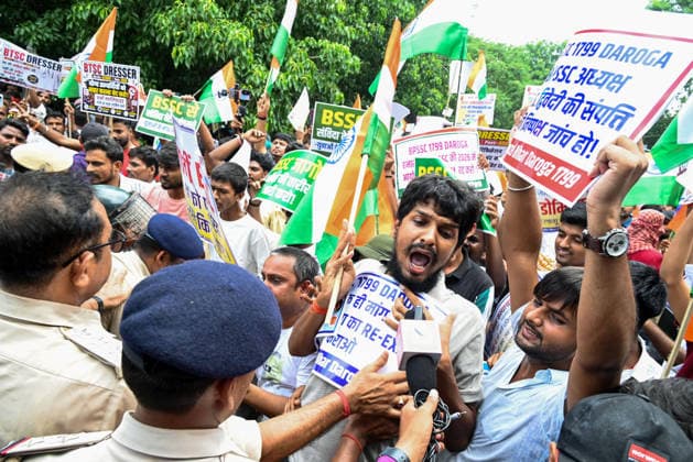 Protest Erupts in Bihar s Patna Patna, Aug 25 (ANI): Security personnel stop protesters during the protest, demanding the cancellation of the 70th BPSC examination, while condemning the alleged irregularities in the competitive examination, in Patna on Tuesday. Patna Bihar India Copyright: xANIx ANI_20260825094