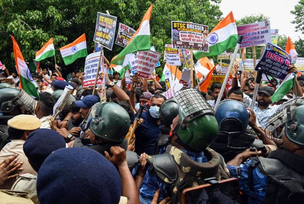 Protest Erupts in Bihar s Patna Patna Aug 25 (ANI): Protesters and security personnel scuffle during the protest, demanding the cancellation of the 70th BPSC examination, while condemning the alleged irregularities in the competitive examination, in Patna on Tuesday. Patna Bihar India Copyright: xANIx ANI_20260825119