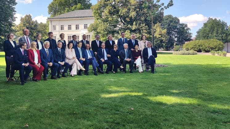 Neuhardenberg, Brandenburg, Deutschland, 25.08.2026: Schloss Neuhardenberg: Kabinettsklausur: Bundeskanzler Friedrich Merz (CDU) mit seinen Ministern bei einem Gruppenfoto im Schlosspark. L-R u.a. Bundesminister für Landwirtschaft, Ernährung und Heimat Alois Rainer (CSU), Philipp Amthor (CDU), Kanzleramtsministerin Nina Warken (CDU), Bundesminister der Finanzen Lars Klingbeil (SPD), Bundesministerin für Forschung, Technologie und Raumfahrt Dorothee Bär (CSU), Bundesministerin für wirtschaftliche Zusammenarbeit und Entwicklung Reem Alabali Radovan (SPD) *** Neuhardenberg, Brandenburg, Germany, August 25, 2026 Neuhardenberg Castle Cabinet Retreat: Federal Chancellor Friedrich Merz (CDU) with his ministers in a group photo in the castle park. Copyright: xdtsxNachrichtenagenturx dts_130930