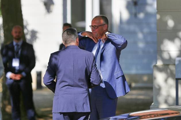 Neuhardenberg, Brandenburg, Deutschland, 25.08.2026: Schloss Neuhardenberg: Kabinettsklausur: Bundeskanzler Friedrich Merz (CDU) spricht bei der Ankunft mit seinem Regierungssprecher Stefan Kornelius (links neben ihm mit dem Rücken zur Kamera) *** Neuhardenberg, Brandenburg, Germany, August 25, 2026 Neuhardenberg Castle Cabinet Retreat Federal Chancellor Friedrich Merz (CDU) speaks upon arrival with his government spokesperson, Stefan Kornelius, standing to his left with his back to the camera Copyright: xdtsxNachrichtenagenturx dts_130931