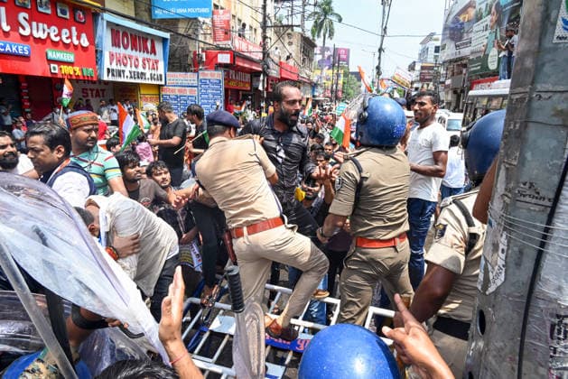 Students stage a protest demanding cancellation of the 70th BPSC examination Patna, Aug 25 (ANI): Police detain students during their march towards Raj Bhavan from Gandhi Maidan, demanding cancellation of the 70th BPSC examination, in Patna on Tuesday. Patna Bihar INDIA Copyright: xANIx ANI_20260825195