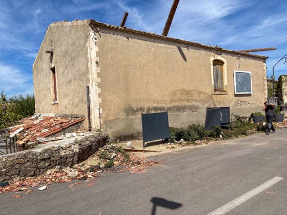 Illustration of the village of Pomas, partially destroyed after the tornado struck in the Aude department (11). The tornado struck Pomas on Monday around 5:20 p.m. Many roofs were torn off and houses were blown away. Météo France had placed several departments in the Southwest, including the Aude, under an orange alert for thunderstorms, citing the risk of locally severe weather. 39 people were injured in Pomas, Aude, France, on August 25, 2026 Valérian Wagner Bestimage Image showing the village of Pomas, partially destroyed after a tornado struck the Aude department 11 The tornado hit Pomas on Monday around 5:20 p.m. Numerous roofs were torn off, and houses were blown apart. Météo-France had placed several southwestern departments—includi  Copyright: xValÃ rianxWagner BestimagexValÃ rianxWagner Bestimagex