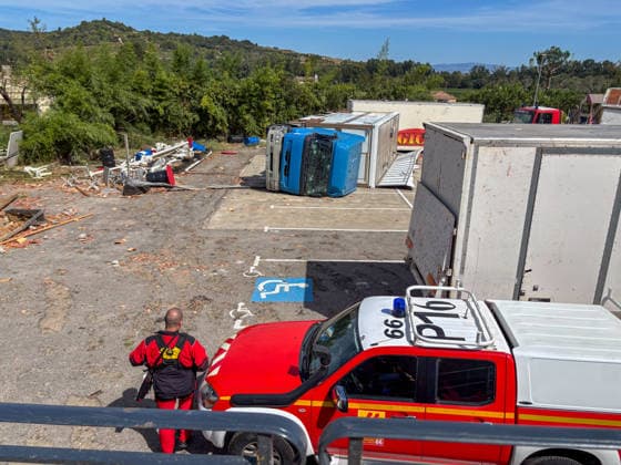 Illustration of the village of Pomas, partially destroyed after the tornado struck in the Aude department (11). The tornado struck Pomas on Monday around 5:20 p.m. Many roofs were torn off and houses were blown away. Météo France had placed several departments in the Southwest, including the Aude, under an orange alert for thunderstorms, citing the risk of locally severe weather. 39 people were injured in Pomas, Aude, France, on August 25, 2026 Valérian Wagner Bestimage Image showing the village of Pomas, partially destroyed after a tornado struck the Aude department 11 The tornado hit Pomas on Monday around 5:20 p.m. Numerous roofs were torn off, and houses were blown apart. Météo-France had placed several southwestern departments—includi  Copyright: xValÃ rianxWagner BestimagexValÃ rianxWagner Bestimagex