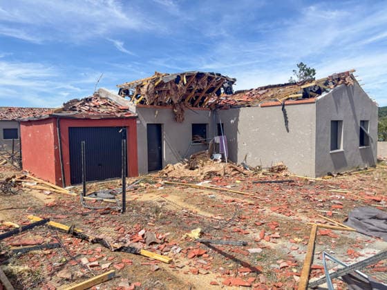 Illustration of the village of Pomas, partially destroyed after the tornado struck the Aude department (11). The tornado struck Pomas on Monday around 5:20 p.m. Many roofs were torn off and houses were blown away. Météo France had placed several departments in the Southwest, including the Aude, under an orange alert for thunderstorms, citing the risk of locally severe weather. Thirty-nine people were injured in Pomas, Aude, France, on August 25, 2026 Valérian Wagner Bestimage Image showing the village of Pomas, partially destroyed after a tornado struck the Aude department 11 The tornado hit Pomas on Monday around 5:20 p.m. Numerous roofs were torn off, and houses were blown apart. Météo France had placed several southwestern departments—i  Copyright: xValÃ rianxWagner BestimagexValÃ rianxWagner Bestimagex