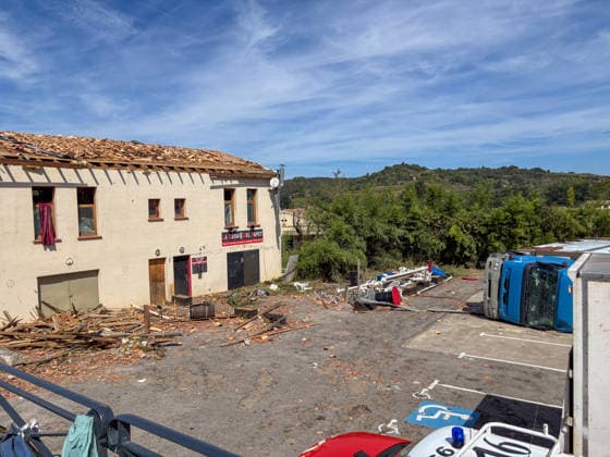 Illustration of the village of Pomas, partially destroyed after the tornado struck the Aude department (11). The tornado struck Pomas on Monday around 5:20 p.m. Many roofs were torn off and houses were blown away. Météo France had placed several departments in the Southwest, including the Aude, under an orange alert for thunderstorms, citing the risk of locally severe weather. Thirty-nine people were injured in Pomas, Aude, France, on August 25, 2026 Valérian Wagner Bestimage Image showing the village of Pomas, partially destroyed after a tornado struck the Aude department 11 The tornado hit Pomas on Monday around 5:20 p.m. Numerous roofs were torn off, and houses were blown apart. Météo France had placed several southwestern departments—i  Copyright: xValÃ rianxWagner BestimagexValÃ rianxWagner Bestimagex