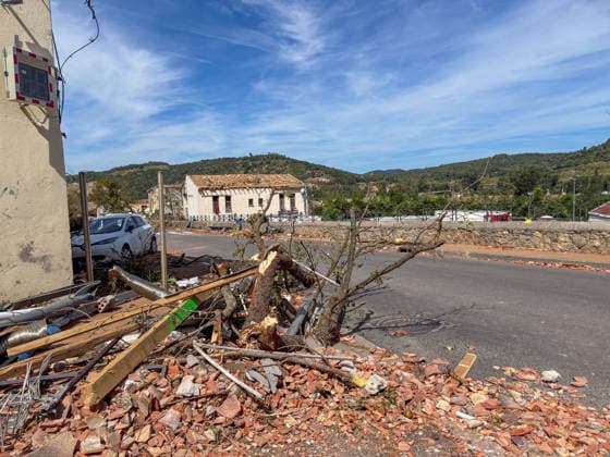 Illustration of the village of Pomas, partially destroyed after the tornado struck the Aude department (11). The tornado struck Pomas on Monday around 5:20 p.m. Many roofs were torn off and houses were blown away. Météo France had placed several departments in the Southwest, including the Aude, under an orange alert for thunderstorms, citing the risk of locally severe weather. Thirty-nine people were injured in Pomas, Aude, France, on August 25, 2026 Valérian Wagner Bestimage Image showing the village of Pomas, partially destroyed after a tornado struck the Aude department 11 The tornado hit Pomas on Monday around 5:20 p.m. Numerous roofs were torn off, and houses were blown apart. Météo France had placed several southwestern departments—i  Copyright: xValÃ rianxWagner BestimagexValÃ rianxWagner Bestimagex