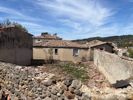 Illustration of the village of Pomas, partially destroyed after the tornado struck the Aude department (11). The tornado struck Pomas on Monday around 5:20 p.m. Many roofs were torn off and houses were blown away. Météo France had placed several departments in the Southwest, including the Aude, under an orange alert for thunderstorms, citing the risk of locally severe weather. Thirty-nine people were injured in Pomas, Aude, France, on August 25, 2026 Valérian Wagner Bestimage Image showing the village of Pomas, partially destroyed after a tornado struck the Aude department 11 The tornado hit Pomas on Monday around 5:20 p.m. Numerous roofs were torn off, and houses were blown apart. Météo France had placed several southwestern departments—i  Copyright: xValÃ rianxWagner BestimagexValÃ rianxWagner Bestimagex