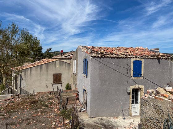 Illustration of the village of Pomas, partially destroyed after the tornado struck the Aude department (11). The tornado struck Pomas on Monday around 5:20 p.m. Many roofs were torn off and houses were blown away. Météo France had placed several departments in the Southwest, including the Aude, under an orange alert for thunderstorms, citing the risk of locally severe weather. Thirty-nine people were injured in Pomas, Aude, France, on August 25, 2026 Valérian Wagner Bestimage Image showing the village of Pomas, partially destroyed after a tornado struck the Aude department 11 The tornado hit Pomas on Monday around 5:20 p.m. Numerous roofs were torn off, and houses were blown apart. Météo France had placed several southwestern departments—i  Copyright: xValÃ rianxWagner BestimagexValÃ rianxWagner Bestimagex