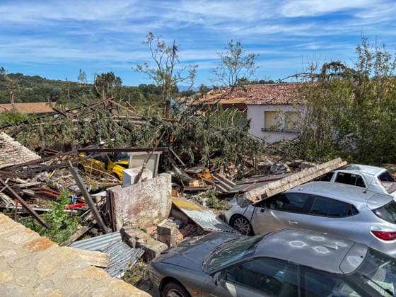 Illustration of the village of Pomas, partially destroyed after the tornado struck the Aude department (11). The tornado struck Pomas on Monday around 5:20 p.m. Many roofs were torn off and houses were blown away. Météo France had placed several departments in the Southwest, including the Aude, under an orange alert for thunderstorms, citing the risk of locally severe weather. 39 people were injured in Pomas, Aude, France, on August 25, 2026 Valérian Wagner Bestimage Image showing the village of Pomas, partially destroyed after a tornado struck the Aude department 11 The tornado hit Pomas on Monday around 5:20 p.m. Numerous roofs were torn off, and houses were blown apart. Météo France had placed several southwestern departments—including  Copyright: xValÃ rianxWagner BestimagexValÃ rianxWagner Bestimagex