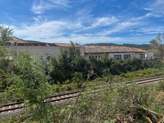 Illustration of the village of Pomas, partially destroyed after the tornado struck the Aude department (11). The tornado struck Pomas on Monday around 5:20 p.m. Many roofs were torn off and houses were blown away. Météo France had placed several departments in the Southwest, including the Aude, under an orange alert for thunderstorms, citing the risk of locally severe weather. 39 people were injured in Pomas, Aude, France, on August 25, 2026 Valérian Wagner Bestimage Image showing the village of Pomas, partially destroyed after a tornado struck the Aude department 11 The tornado hit Pomas on Monday around 5:20 p.m. Numerous roofs were torn off, and houses were blown apart. Météo France had placed several southwestern departments—including  Copyright: xValÃ rianxWagner BestimagexValÃ rianxWagner Bestimagex