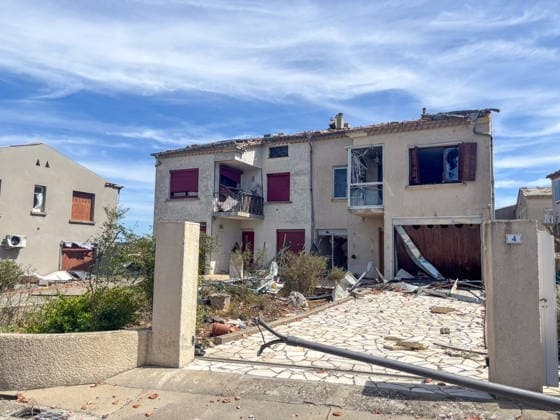 Illustration of the village of Pomas, partially destroyed after the tornado struck the Aude department (11). The tornado struck Pomas on Monday around 5:20 p.m. Many roofs were torn off and houses were blown away. Météo France had placed several departments in the Southwest, including the Aude, under an orange alert for thunderstorms, citing the risk of locally severe weather. 39 people were injured in Pomas, Aude, France, on August 25, 2026 Valérian Wagner Bestimage Image showing the village of Pomas, partially destroyed after a tornado struck the Aude department 11 The tornado hit Pomas on Monday around 5:20 p.m. Numerous roofs were torn off, and houses were blown apart. Météo France had placed several southwestern departments—including  Copyright: xValÃ rianxWagner BestimagexValÃ rianxWagner Bestimagex